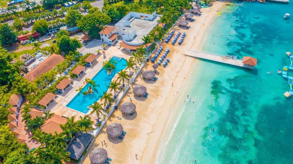 Chic 2BDR Oceanview Escape, Pool & Beach Access, Discovery Bay