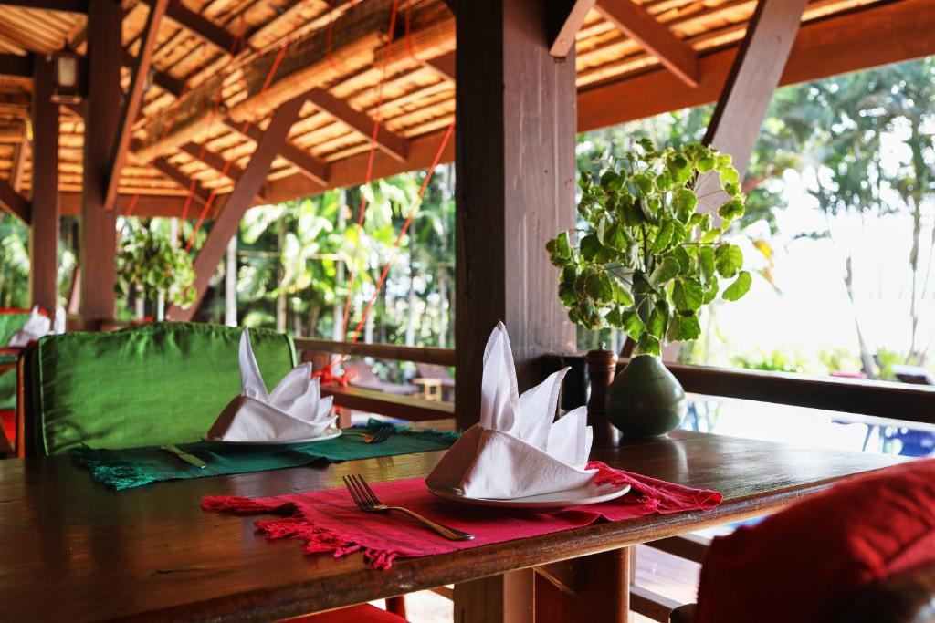 파 폴리 라지의 아름다운 야외 수영장 전경