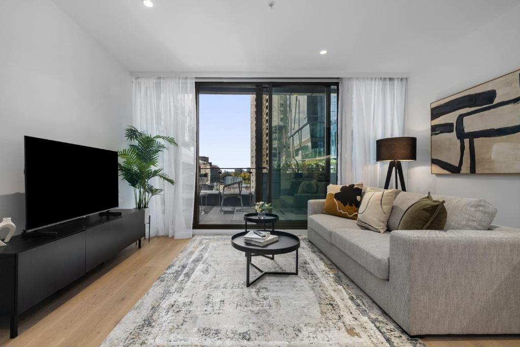 High-End with huge outdoor deck, Heated Pool, Gym,, Melbourne