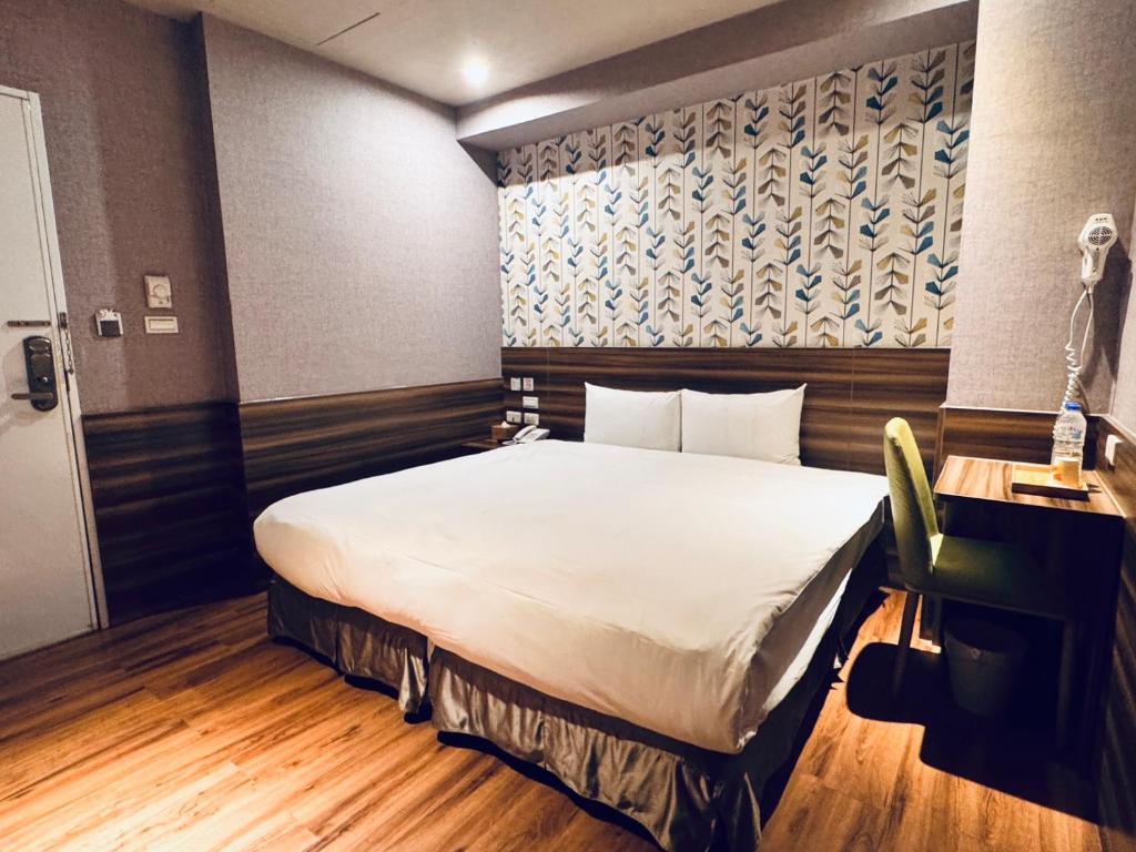 Hotel Room 5