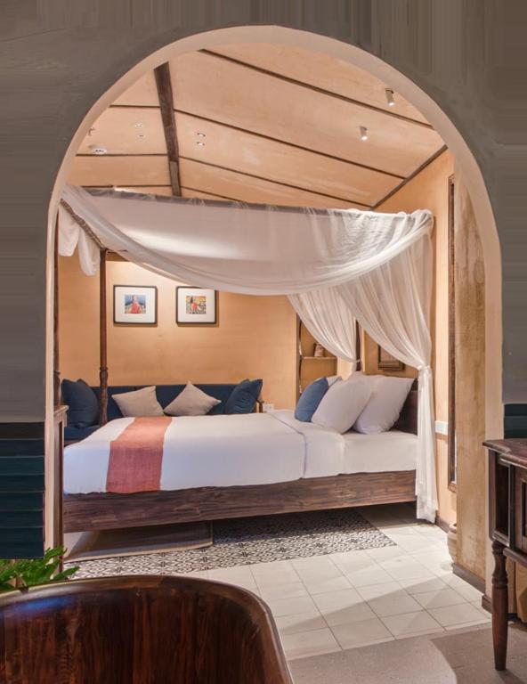 Hanoi Luxury Studio, Steps to Train Street, Hanoj