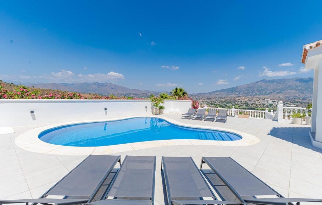Huge luxury villa with stunning views - 5
