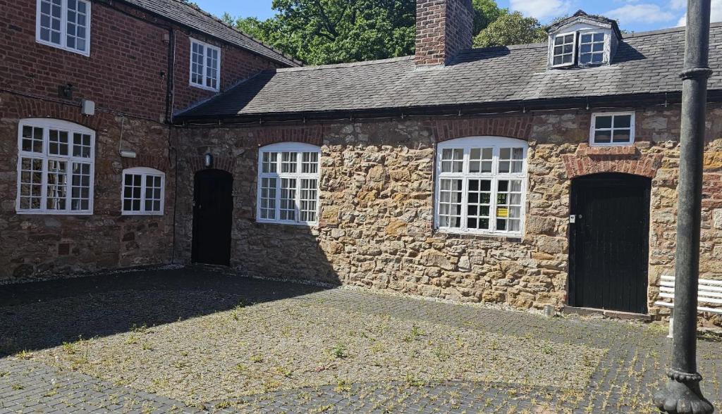 Plas Bellin Studios, Mold