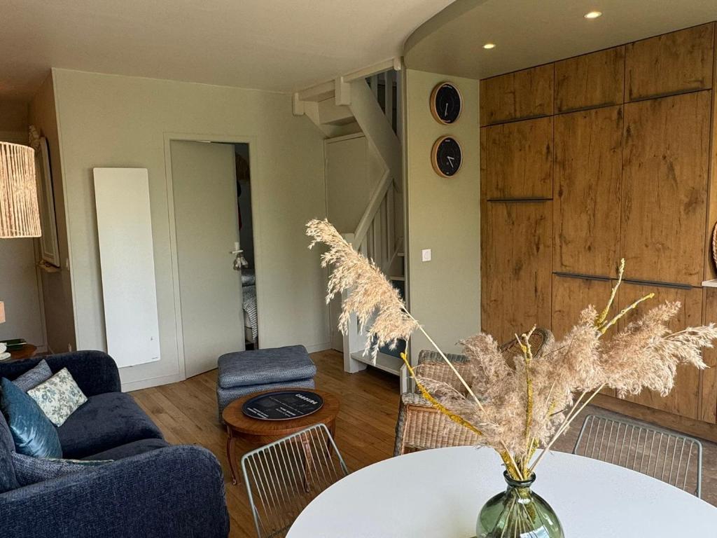 Appartement Duplex 2 Pièces Centre-Ville avec Balcon et Internet Inclus - FR-1-487-383 - 2
