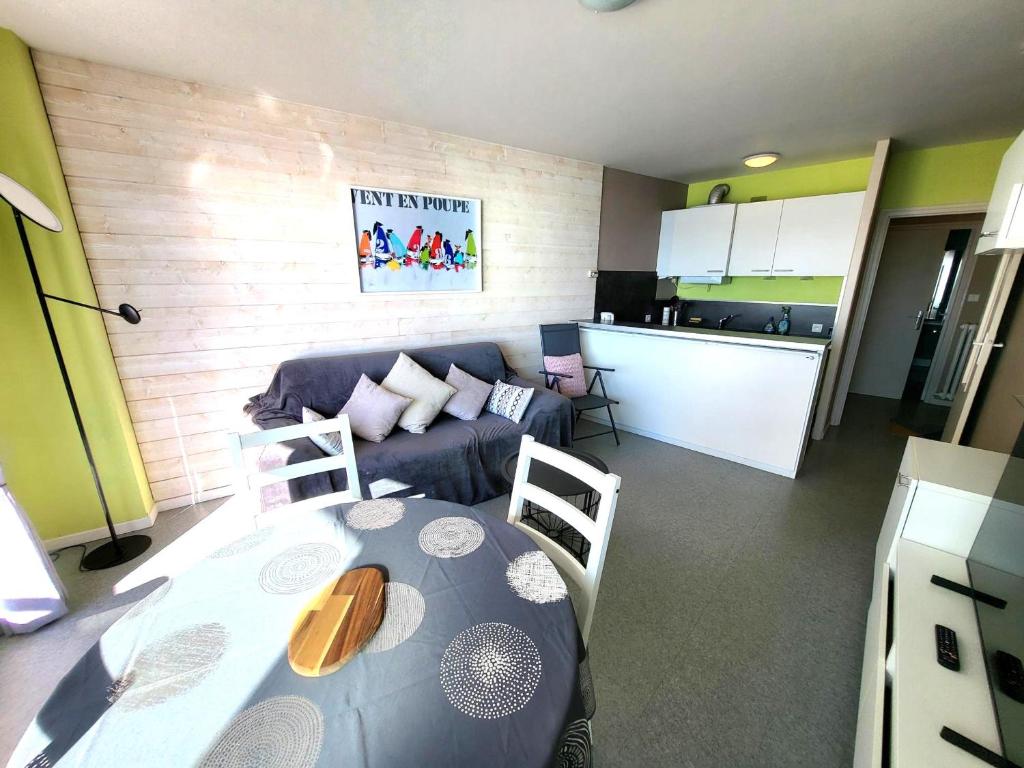 Studio rénové face à la plage avec balcon et garage - FR-1-92-948 - 4