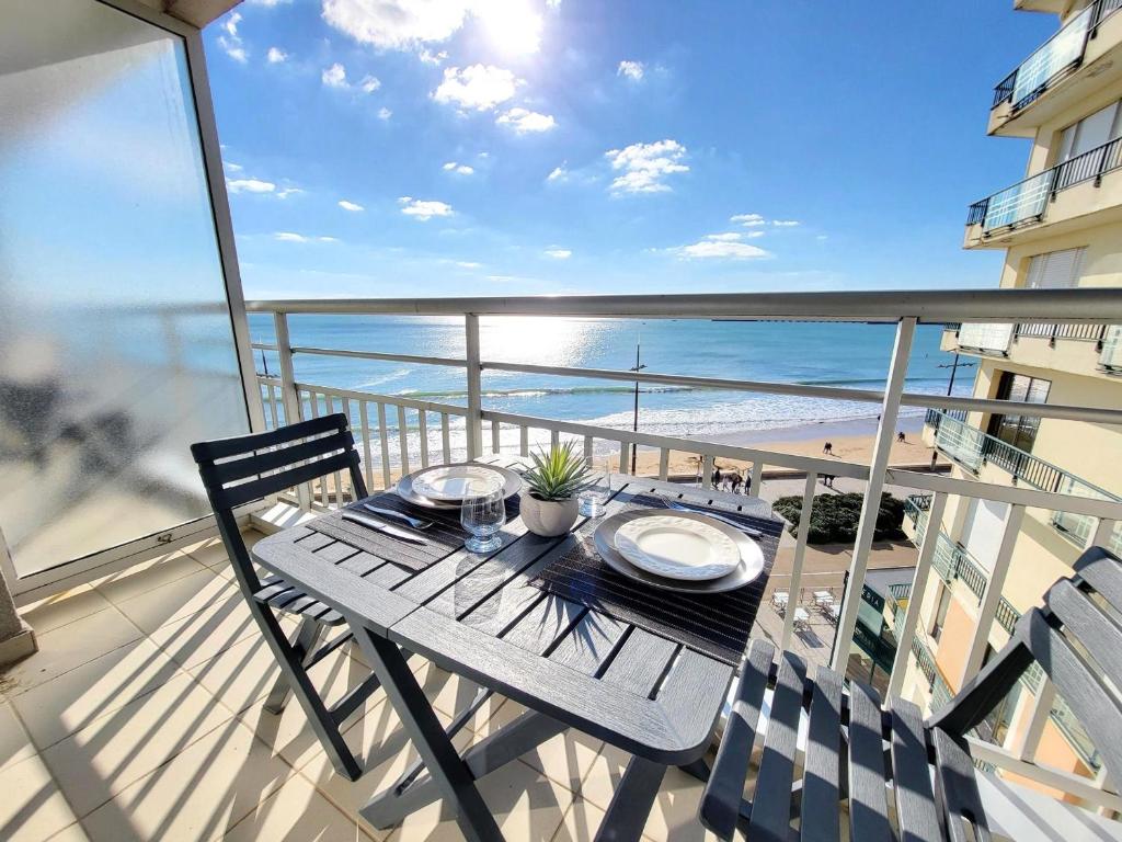 Studio rénové face à la plage avec balcon et garage - FR-1-92-948 - 1