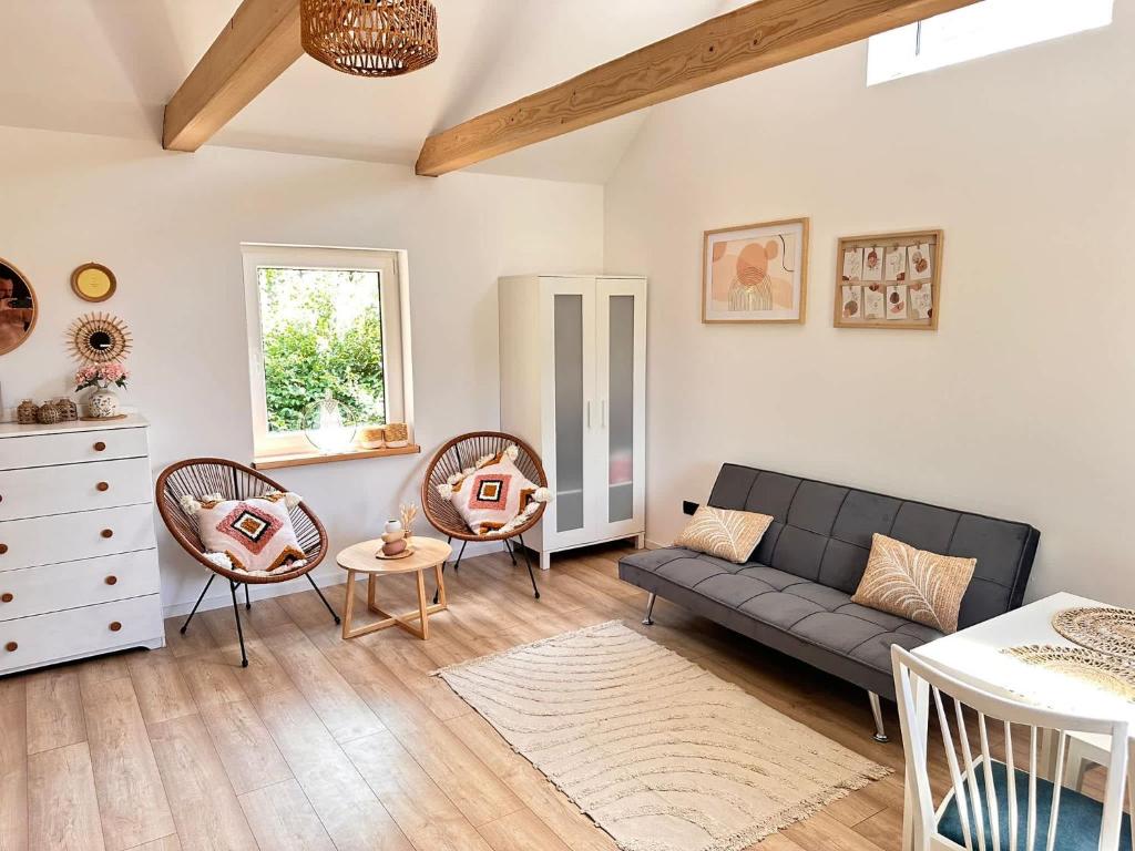 Domek w Lesie z Parkingiem i Jacuzzi w Leliwie by Noclegi Renters, Klon