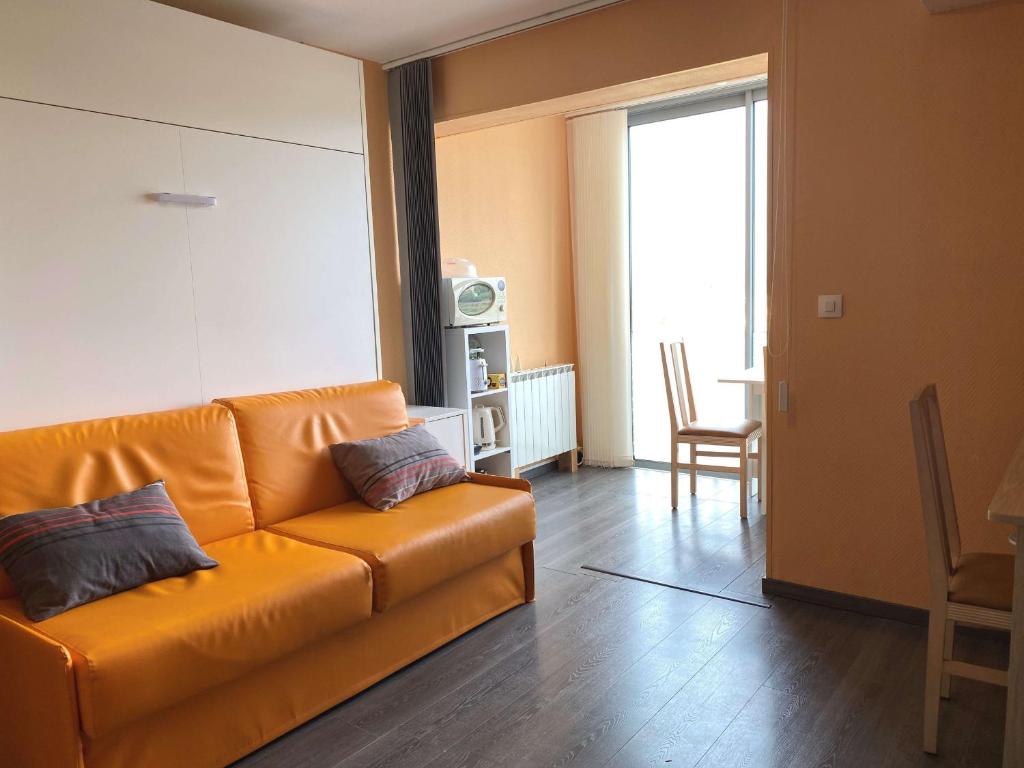 Studio rénové avec loggia et parking privatif - FR-1-553-306 - 2