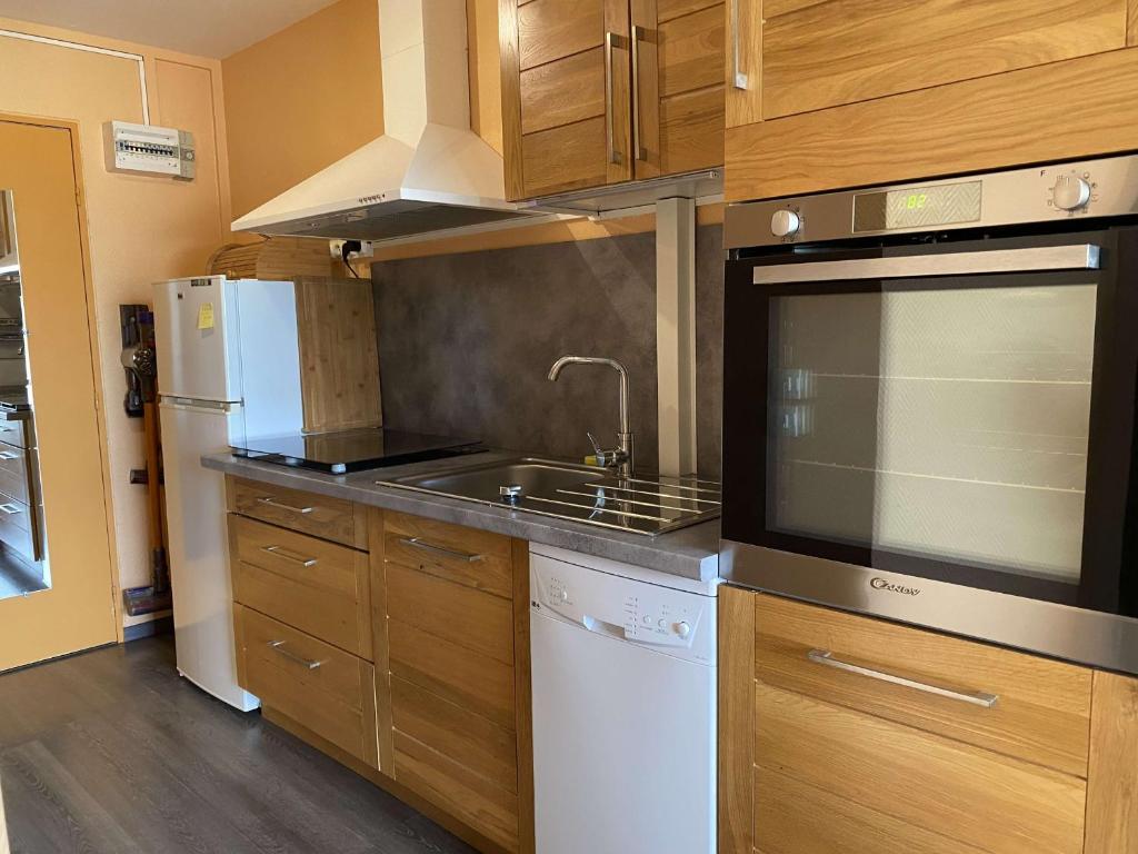 Studio rénové avec loggia et parking privatif - FR-1-553-306 - 3
