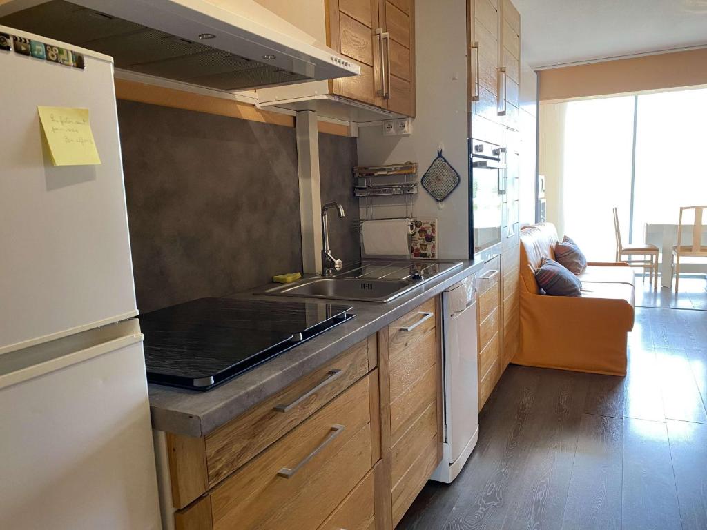 Studio rénové avec loggia et parking privatif - FR-1-553-306 - 4