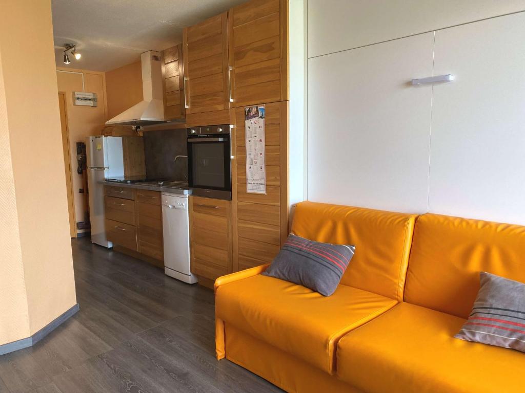 Studio rénové avec loggia et parking privatif - FR-1-553-306 - 1