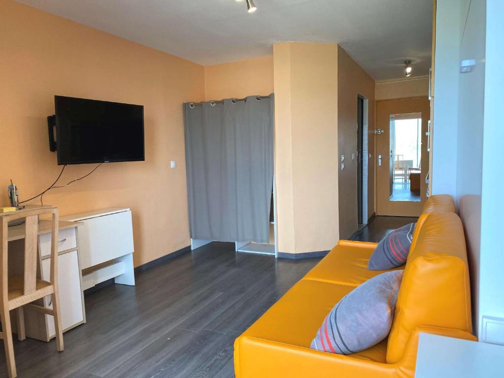 Studio rénové avec loggia et parking privatif - FR-1-553-306 - 5
