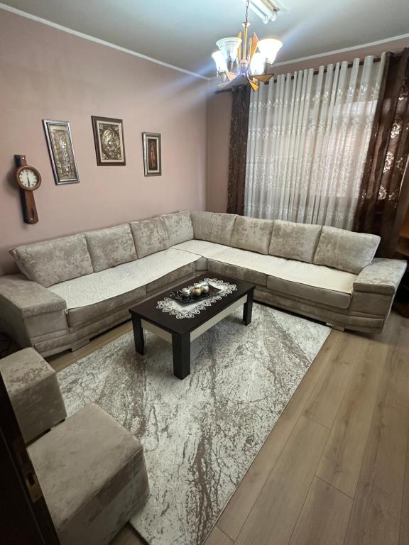 Maison, Polisi i Vogël