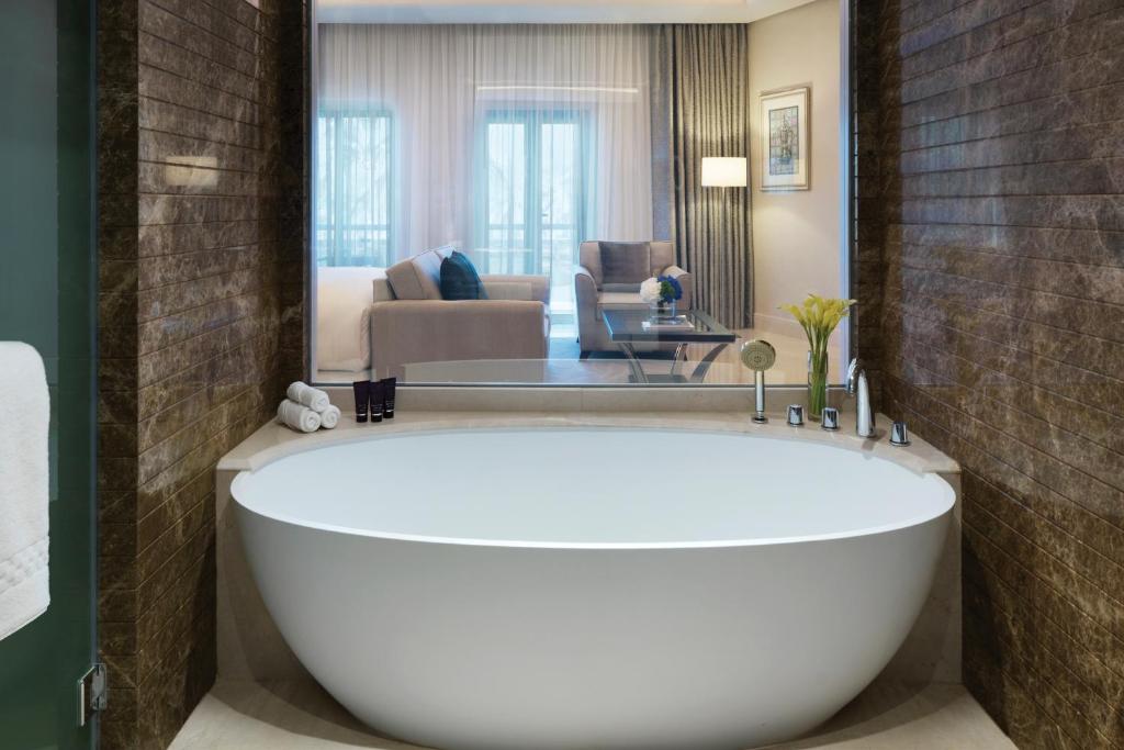 アル ブスタン パレス ア リッツ カールトン ホテル (Al Bustan Palace, a Ritz-Carlton Hotel) バスルーム（客室）