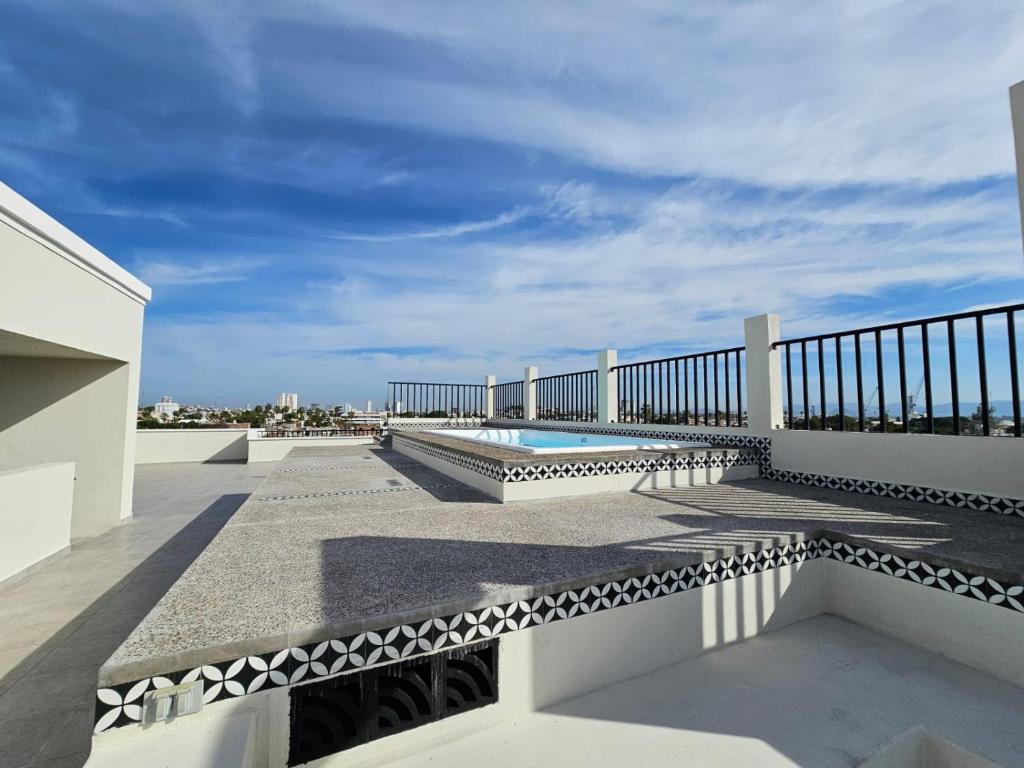 Las Hadas: City Condo with Pool - 2