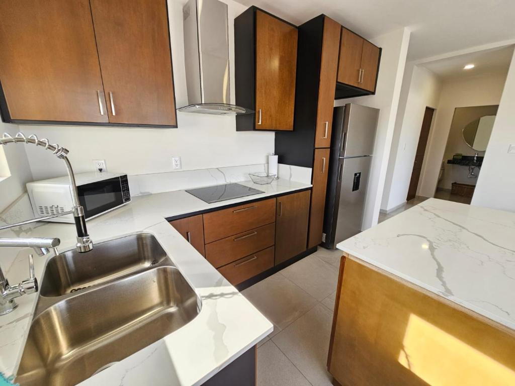 Las Hadas: City Condo with Pool - 3