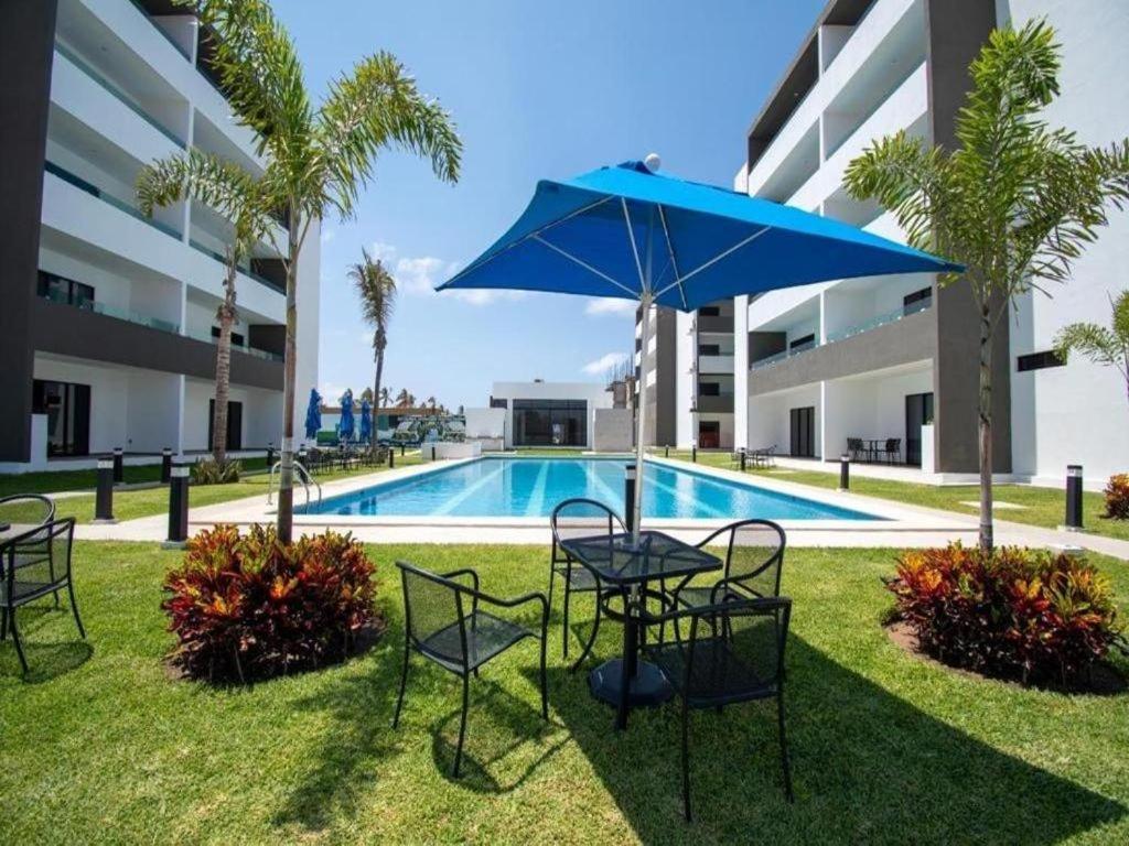 Marina Cerritos: Rooftop Pools Near Beach - 1