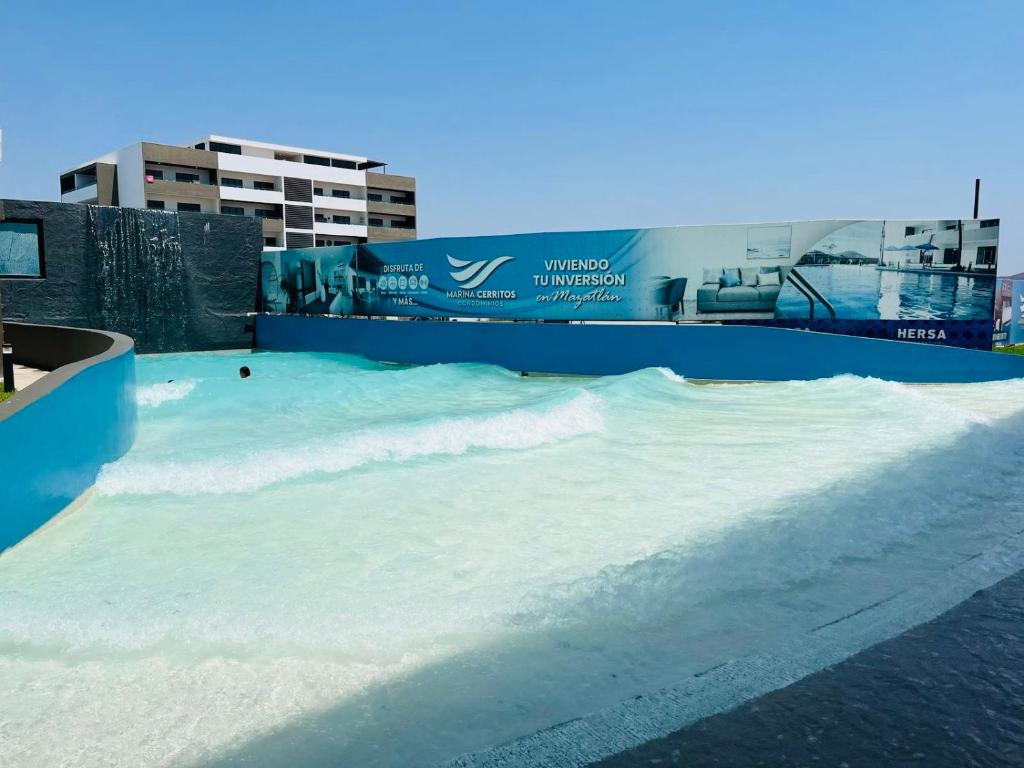 Marina Cerritos: Rooftop Pools Near Beach - 5