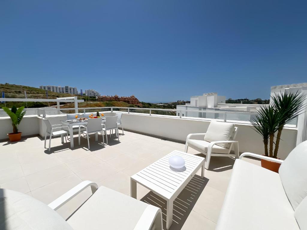 Family penthouse with sea views in Cancelada - 3