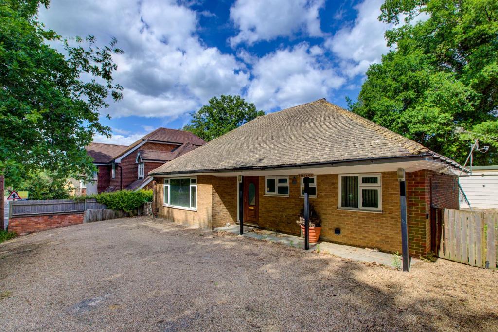 Comfy Bungalow Virginia Water Near Golf Club, Wentworth