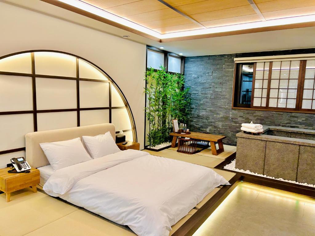 Yeosu Domar Hotel, Josu