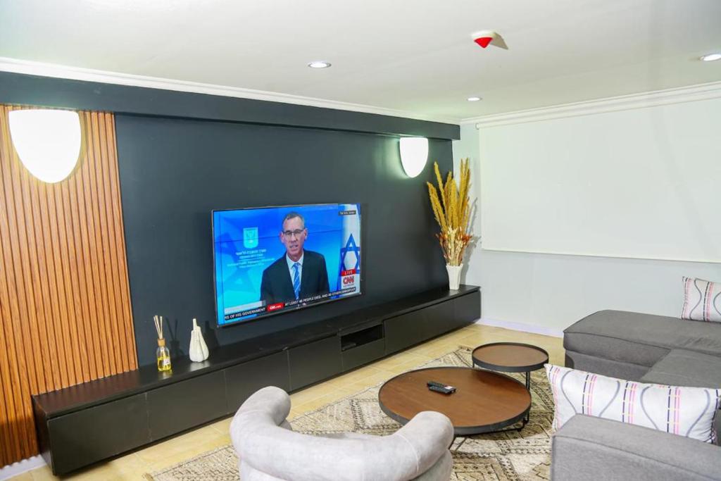 Golden tulip apartment, Mama