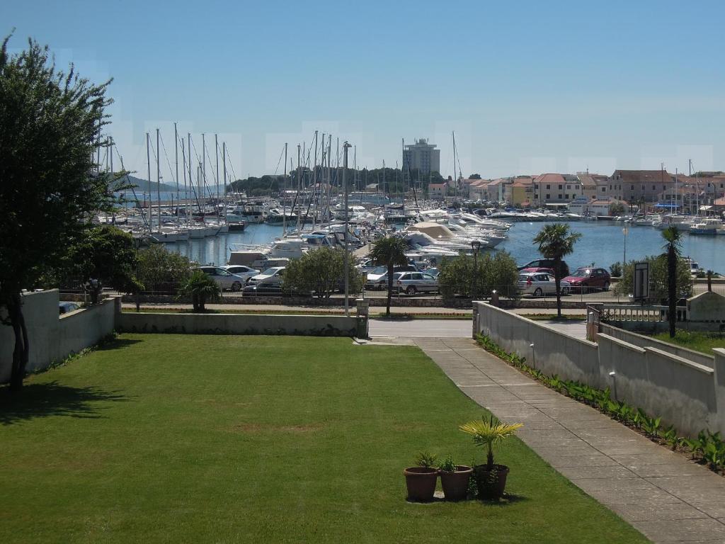 Apartment and Rooms Villa Kolonada