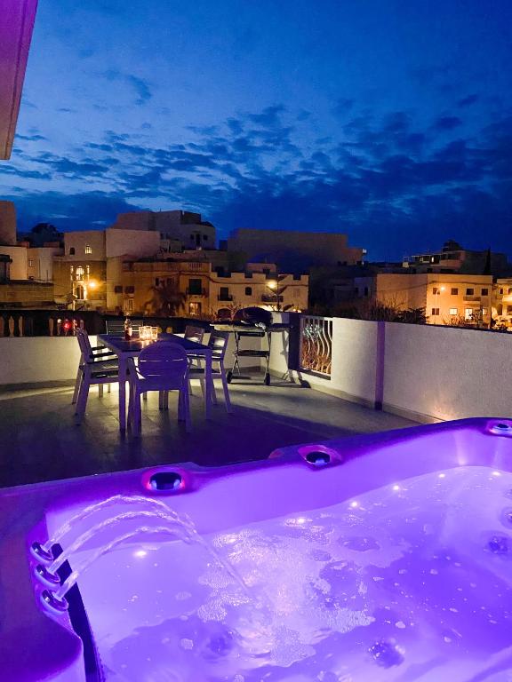 Modern house with jacuzzi, Is-Swieqi