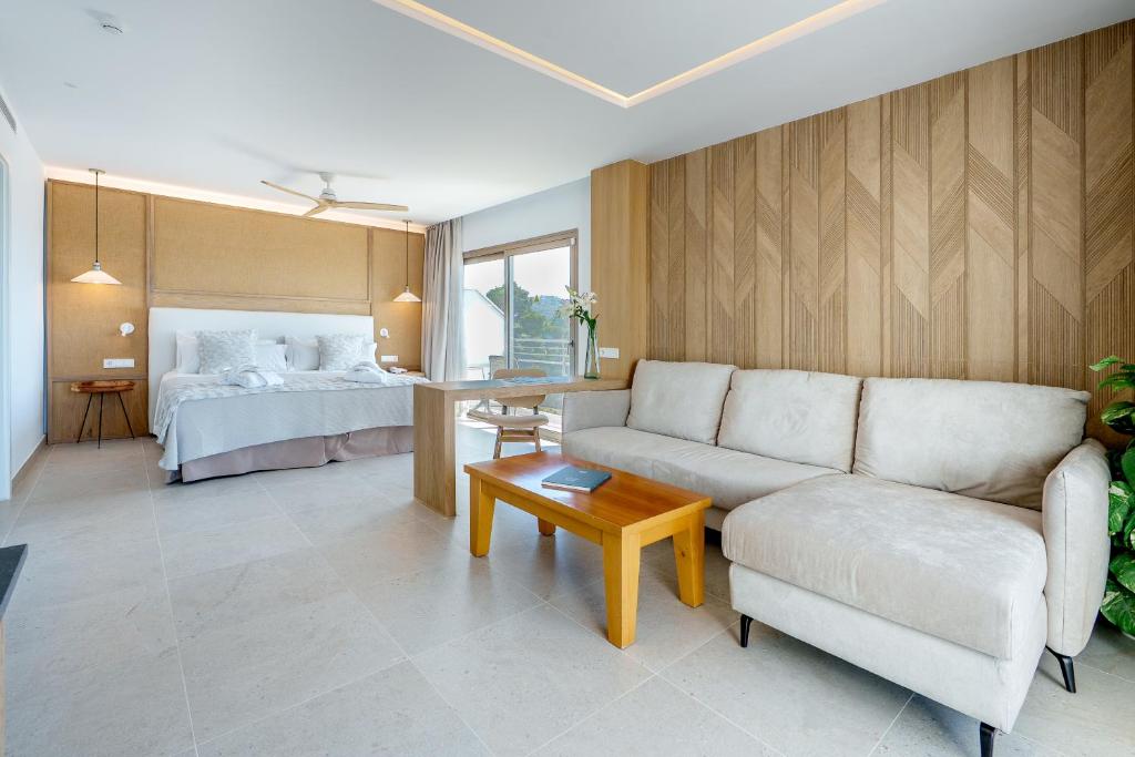 Suite with Balcony and Sea View (2 Adults + 1 Child)