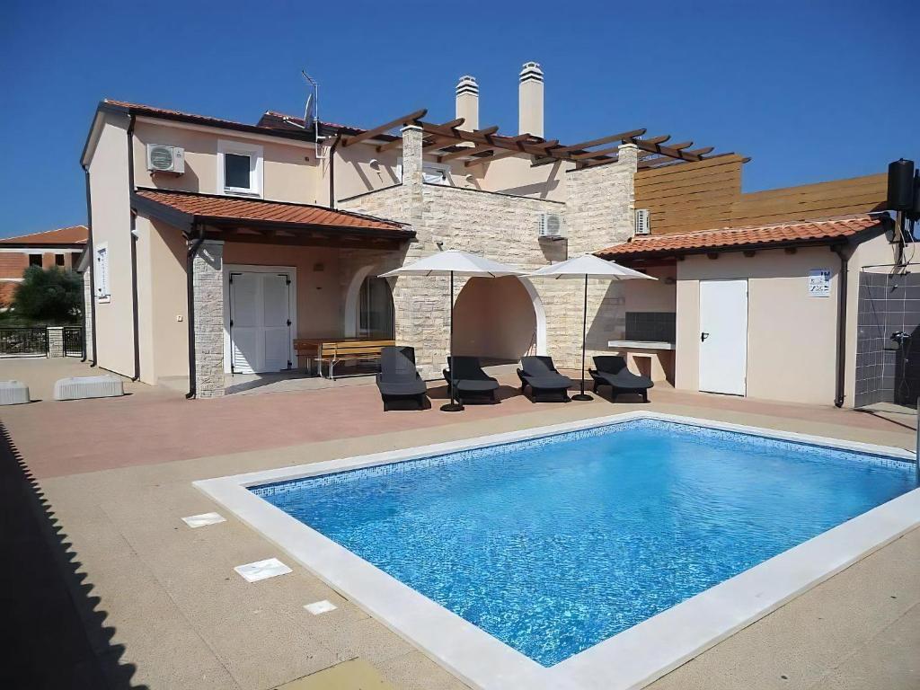 Ferienhaus Mit Pool, Terrasse Und Parkplatz, Buje