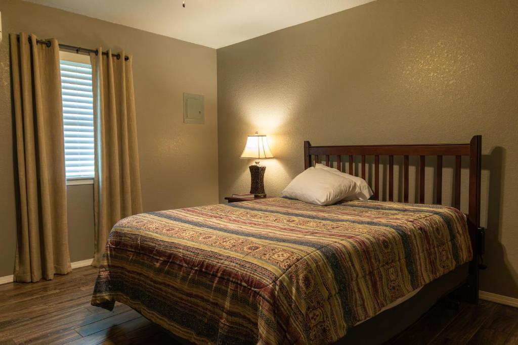 Lakeview Room 2 Queens - 22, Mead