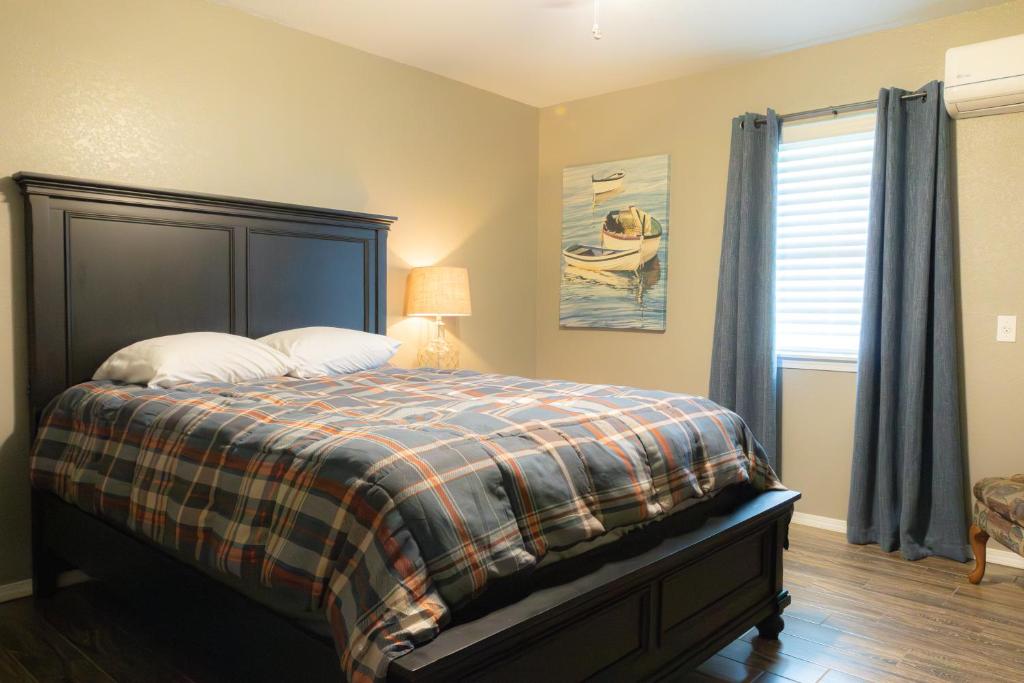 Lakeview Room 2 Queens - 23, Mead