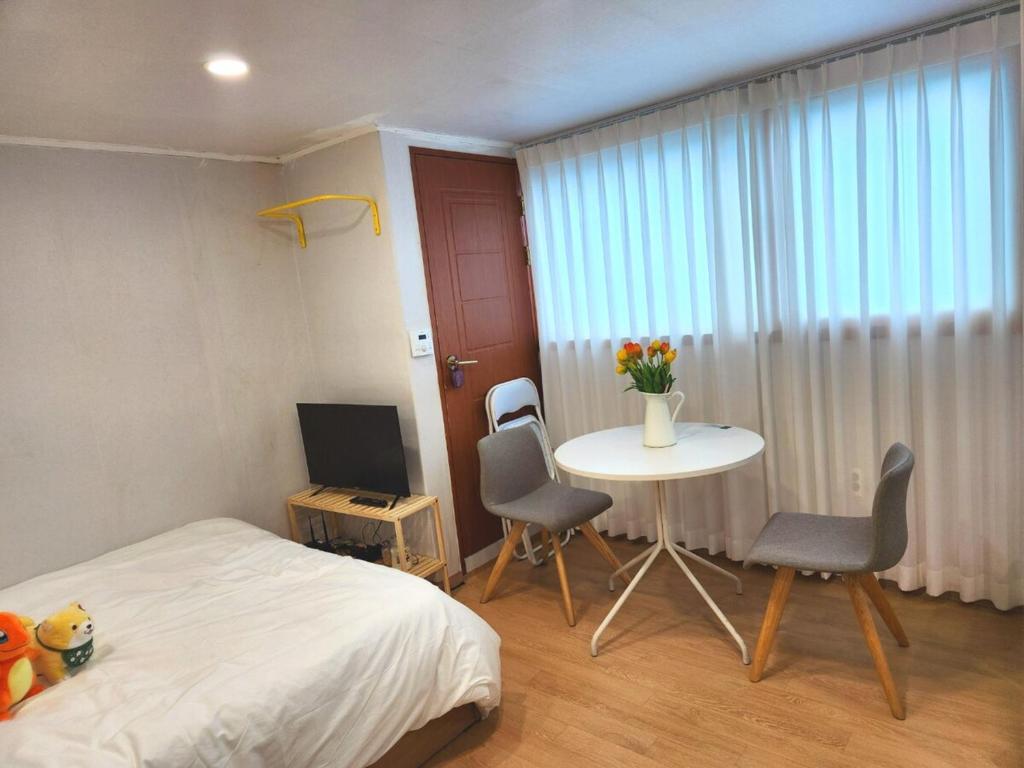 1 minute walk from Sookdae Station Near Seoul Station South Area Gamseong Accommodation Urban Nest31 next to Teahouse Road, Seúl