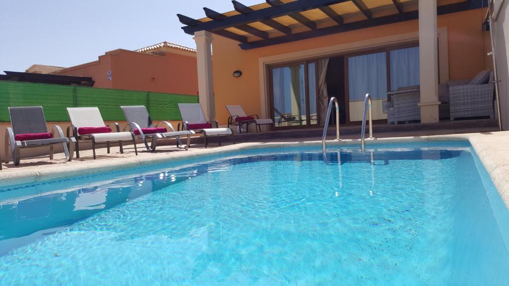 Beautiful, spacious villa, heated pool, sleeps eight, with quality furnishings, Caleta de Fuste