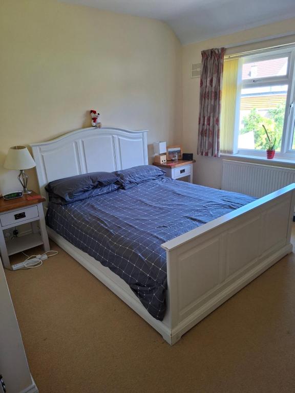 Large double room in pristine house close to Oxford, Oxford