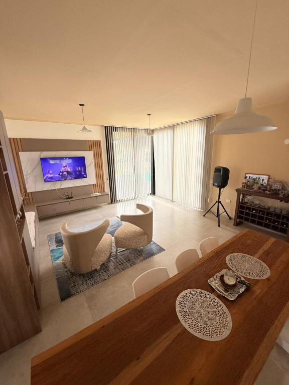 Leon House - 2