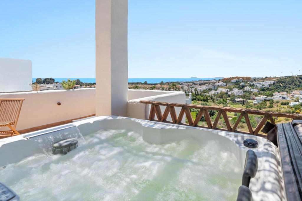 Sea View Apartment with Private Jacuzzi - Sunset Golf, Estepona - 4