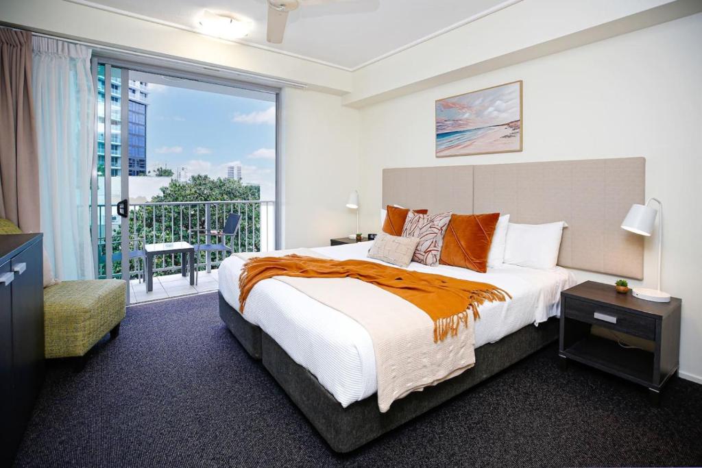 Studio in Heart of Cairns w pool, Cairns