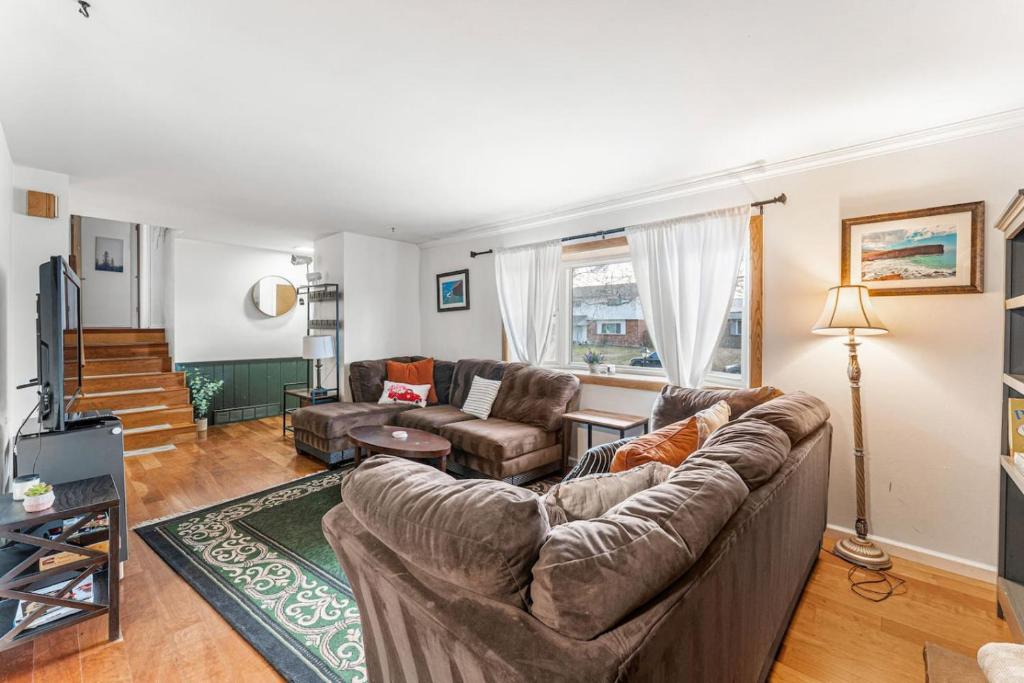 Spacious and Comfy Close to Everything Backyard, Longmont