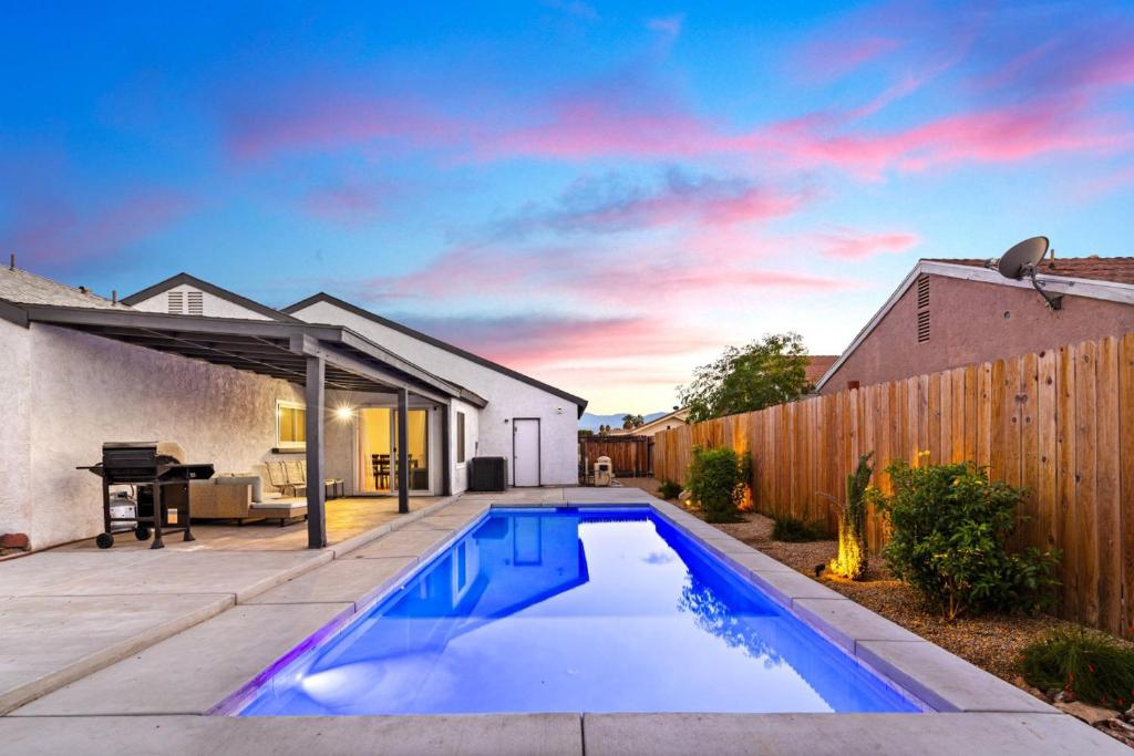 Relaxing Getaway with Pool and Putting Green and BBQ, Indio
