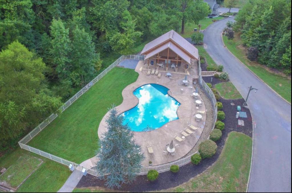 The Honey Pot, Hot Tub, resort Pool, 685 FREE tickets each paid day, Pigeon Forge