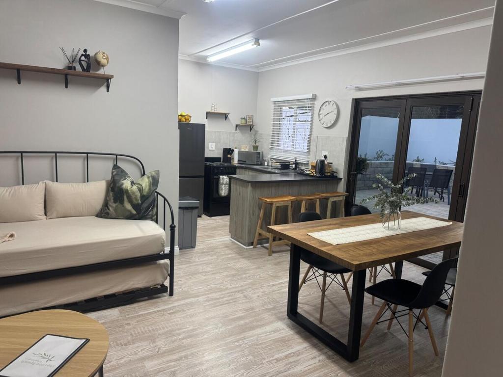 The Olive Branch, Lutzville