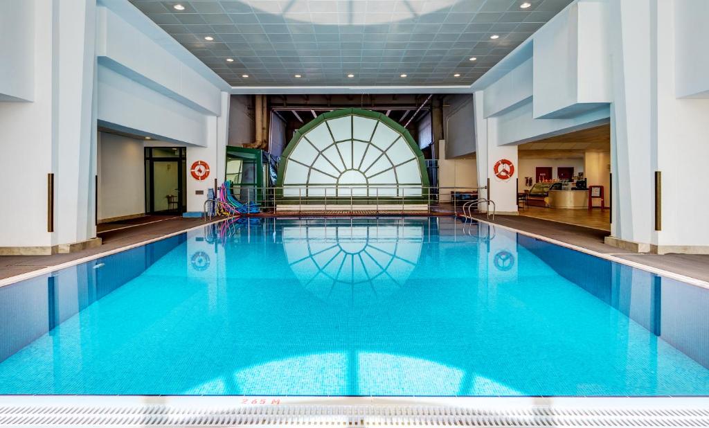 Swimming pool, Golden Tulip Sharjah in Sharjah