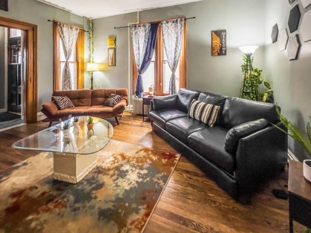 Walk to Trinity Hartford 2BR Gem Barry Square, Hartford