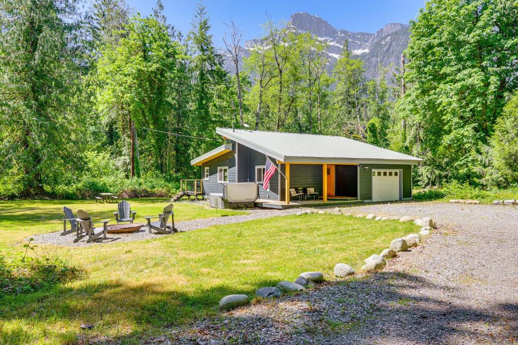 Deck, Hot Tub and Views Sleek Getaway in Index!, Index