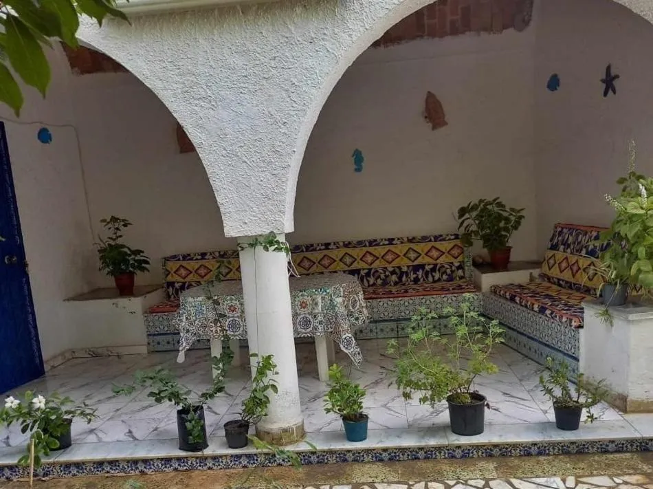 Villa cosy, plage Tunisie, hotel in Rafrāf