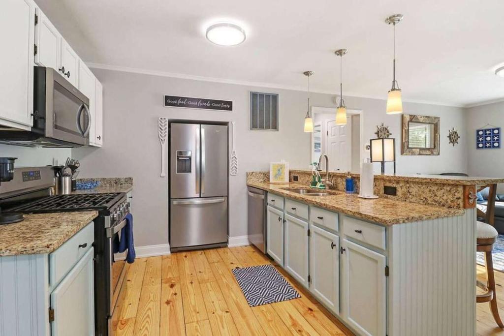 Cute & Cozy Lakeview House on Chain O Lakes with Hot Tub Option, Fox Lake