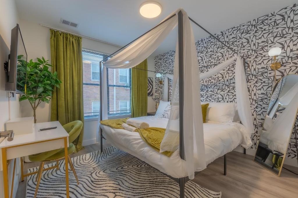 Opulence in Olive with Free Parking plus EV Plug, 2 BR 2 baths Suite, 5 beds and Sleeps 8, Orange