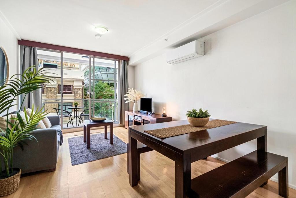 CBD crib - Skyline views meet pool & gym living - KS004, Sydney