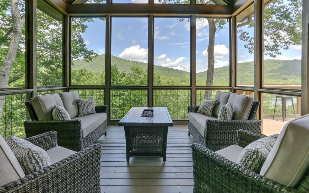 Field of Stars - Custom finishes gorgeous lake views games more, Marblehill